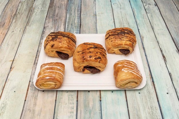 Pain au chocolat maison doré et feuilleté