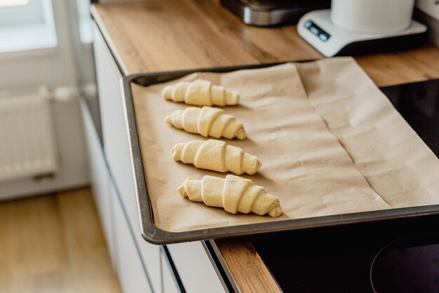 Façonnage de pains au chocolat maison - pâte feuilletée et barres de chocolat