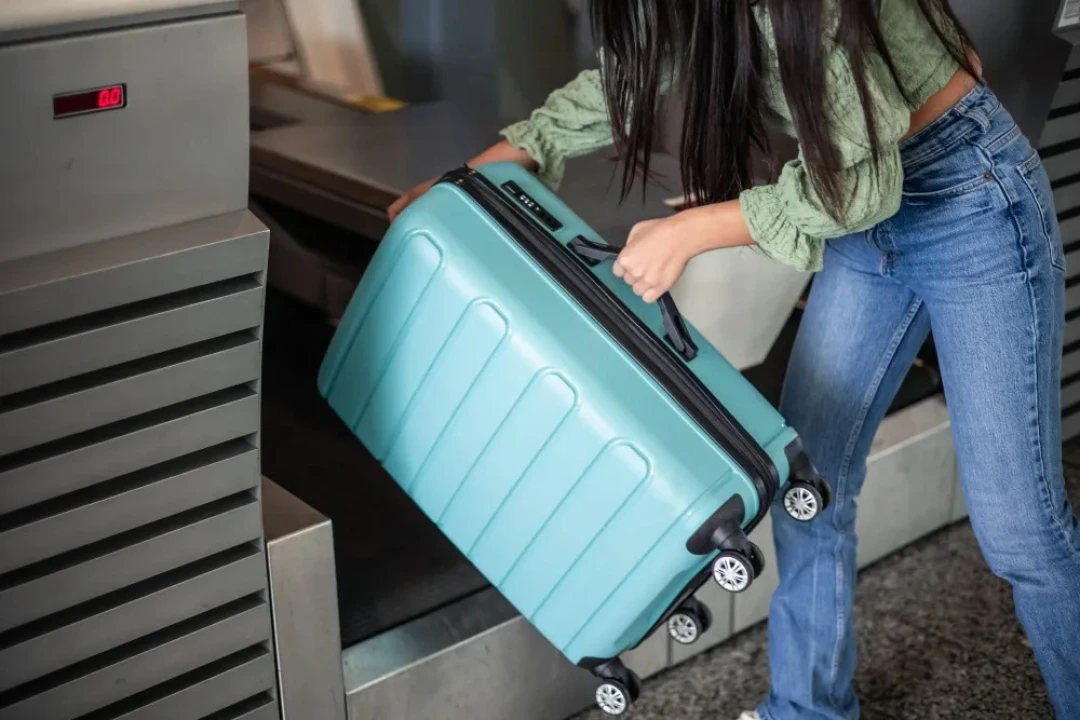 Frais cachés des bagages cabine : comment les éviter lors d’un voyage en avion ?